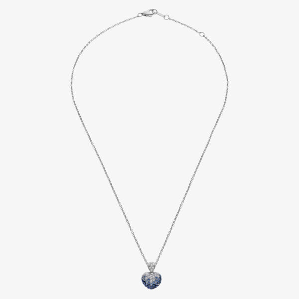 Collana con ciondolo cuore in oro bianco 18 carati con pavè di diamanti e zaffiri blu sfumati